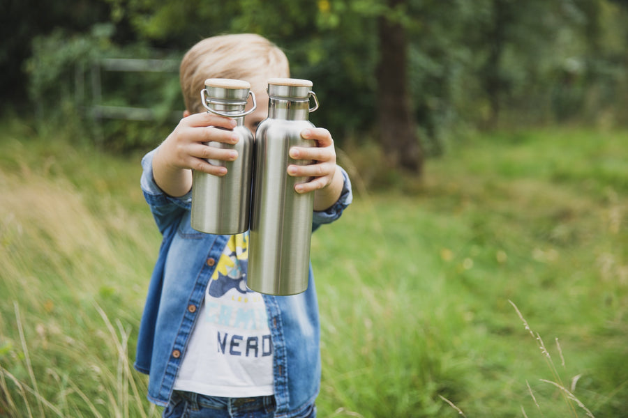 Ostergeschenke für Kinder: Trends mit Mehrwert in 2025, Kind mit zwei Trinkflaschen